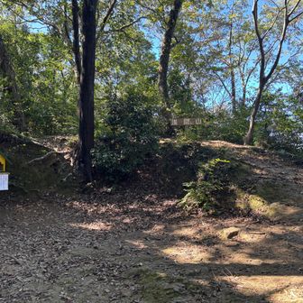 浅間山
標識の右奥の登山路が駐車場へのルート