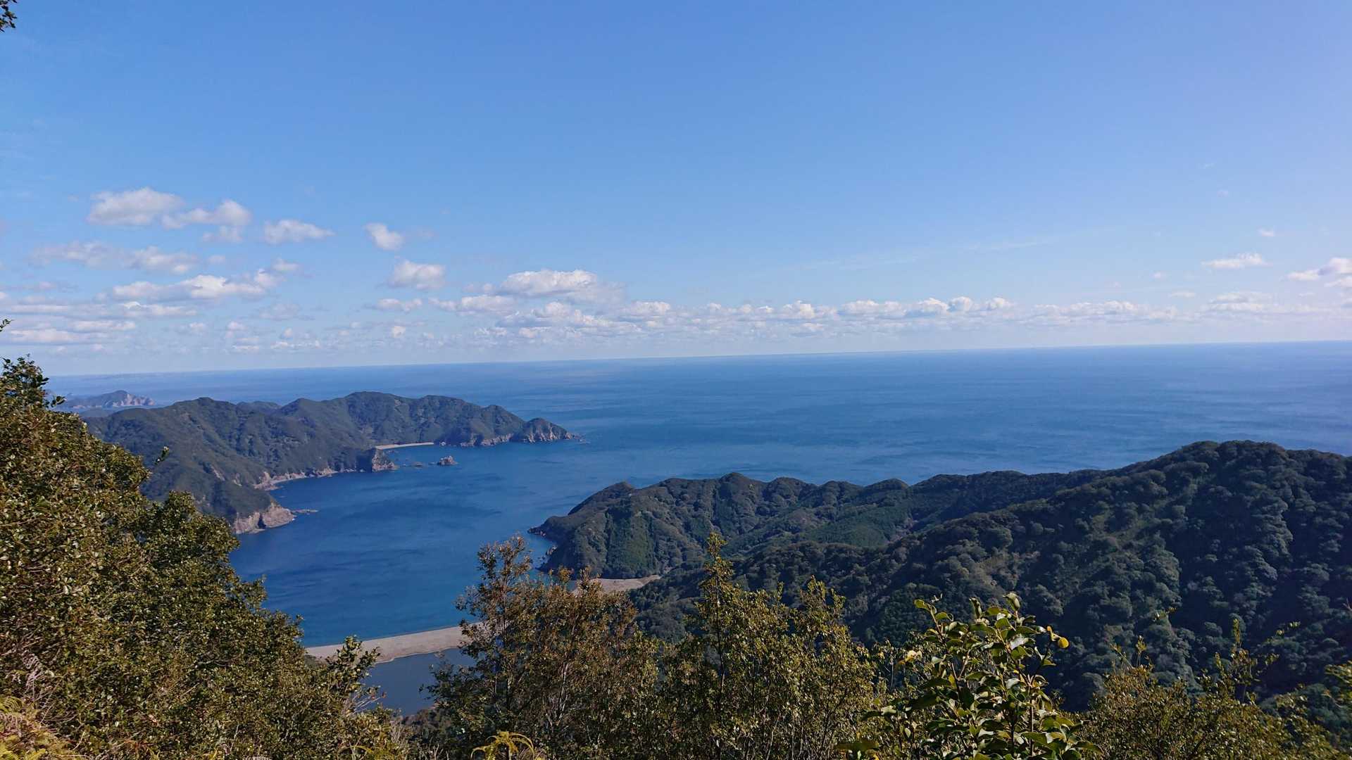 青い