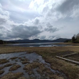沼尻。休憩所はまだオープン前。沼の水が少なくて驚く。岸があんなに遠いとは。