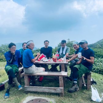 天狗小屋には登山整備を終えらればかりの西川山岳会さん、有志の方々
一度は荒虚になりかけた登山道も皆様のおかげで年々、良き登山道になっています
もっともっとたくさんの方々に歩いてほしいと、
本当にありがとうございます😄
