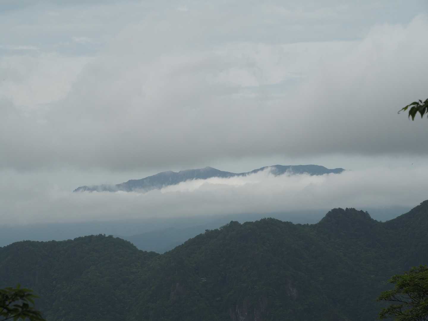 雲海の中に浮かぶ大峰山系