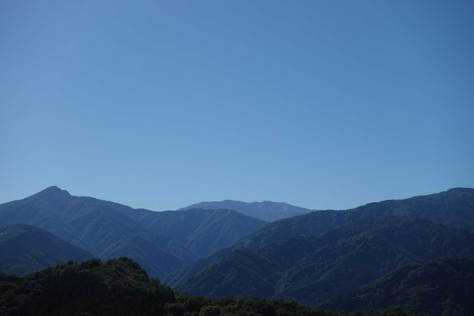 📸中央奥に薬師岳