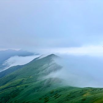 尾瀬へ通じる稜線を雲が流れていく

右のグンマーから左のエチゴへ
フェーン現象の現場、本日、新潟県側は酷暑決定