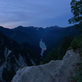 高瀬ダムと東鎌尾根