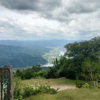 玄武洞側、優雅な円山川と盆地風景が楽しめる
