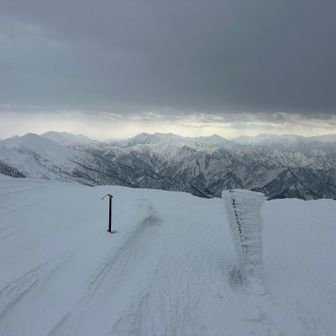 なんだかんだで割引岳山頂。
雲が流れてきて景色は残念。唯一光ってた谷川方面。
寒さと爆風のため、写真撮ってすぐ下山。
山頂直下の斜面200m分くらいはクラスト状態で、ワカンだとかなりしんどい。