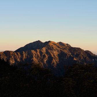 朝日浴びて毛勝三山⛰️