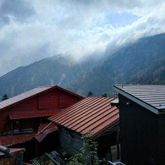 越百小屋に到着。今年は営業しないそうで😢　越百山も雲に包まれてるし。