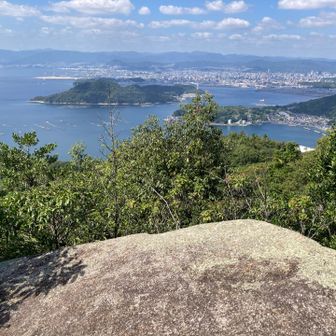 天狗岩から頭部への道中の見晴岩。岩からの景色は美しい。金輪島が見える。
