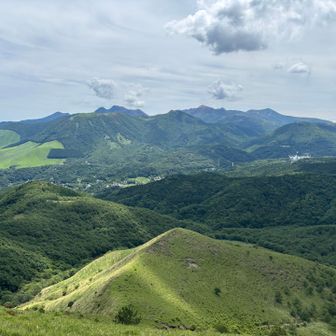ミヤマキリシマで三俣山や星生山の
山頂がピンク色です

今日は沢山の人が登ってるよね