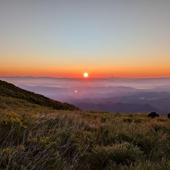 翌朝、日の出はバッチリ
岩手山と早池峰の間くらいから出てきた
