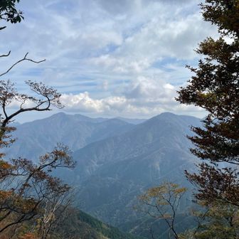 左が丹沢最高峰の蛭ヶ岳。右が檜洞丸。
ここの縦走はなかなかスゴイらしいので計画中。
