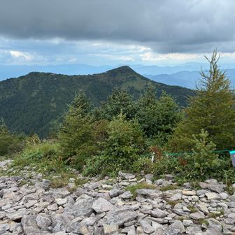 元の山頂に戻り、烏帽子岳の方に下山