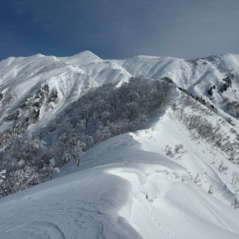 黒岩峰からの眺め。割引岳、御機屋、ニセ巻など。
この先雪庇の張り出しが強くなってて嫌らしい。
が、天狗岩を近くで見たいのでもう少し先へ進む事に。