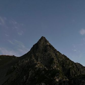 まだ日の出前どが
少しずつ槍ヶ岳の山肌が
浮き上がる