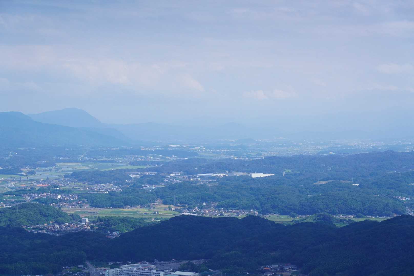 頂上からの眺望、霞んでます