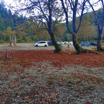 御沢駐車場に無事ゴール。

絶好の天気に恵まれ、念願だった飯豊山の頂に立つことができて大満足の山行でした！

締めはやっぱり……
いいでは、いいで〜！😊