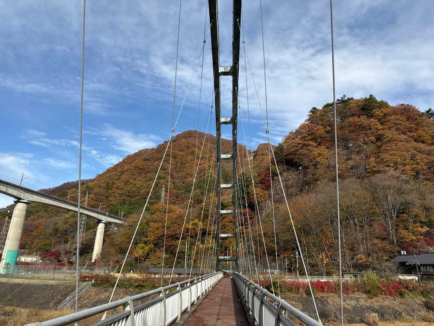 黄金橋を渡って南平山に向かいます
なんで黄金⁉️