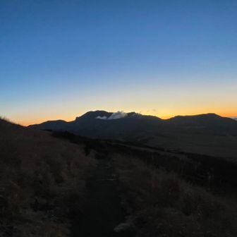 火口から煙モクモク