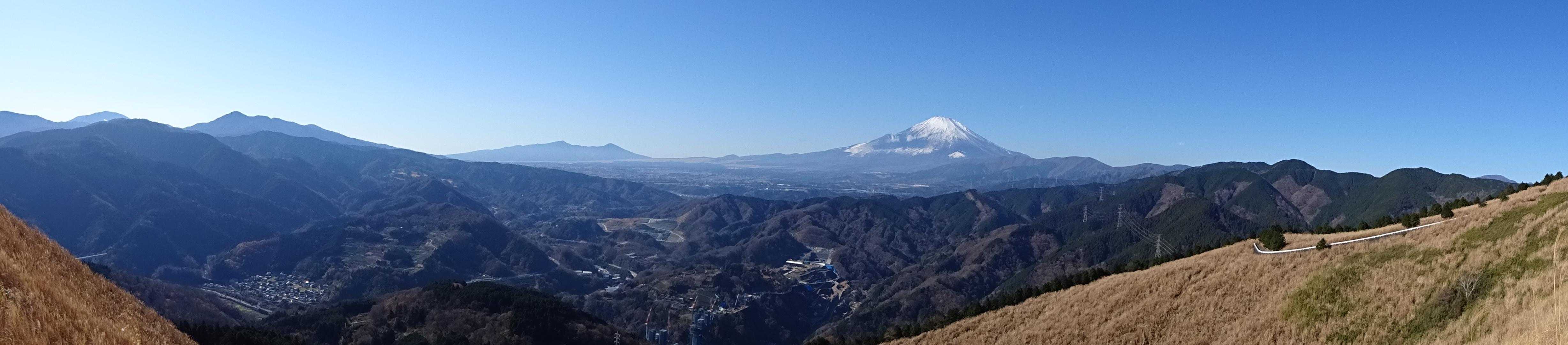 西側眺望、左奥から神山、金時山。中央は愛鷹連山、富士、三国山稜。右端奥は御正体山。