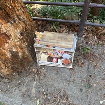 切株アートは強風対策中かな。