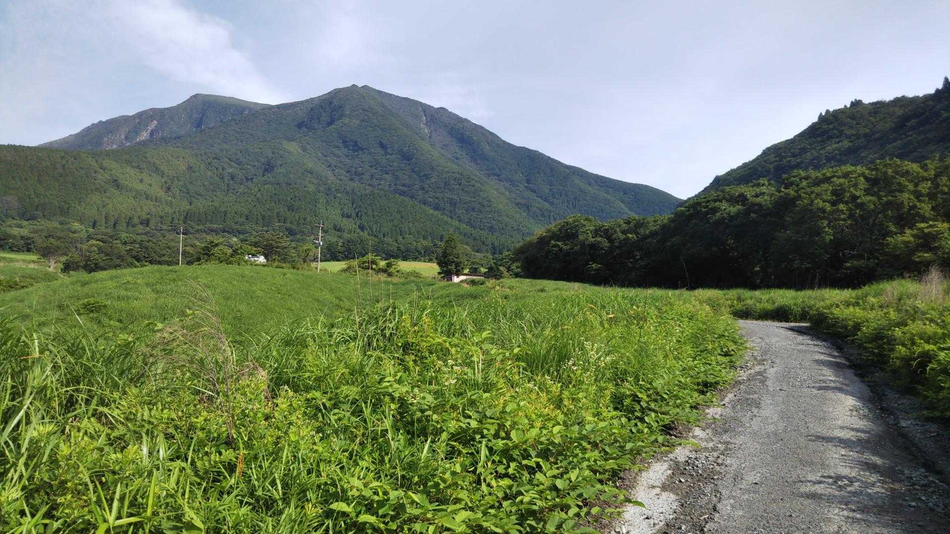 一番水からコンクリート道を歩きます。目の前の山が鳴子山かな。