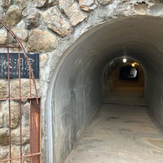 穴蔵の観音様にお参りします。