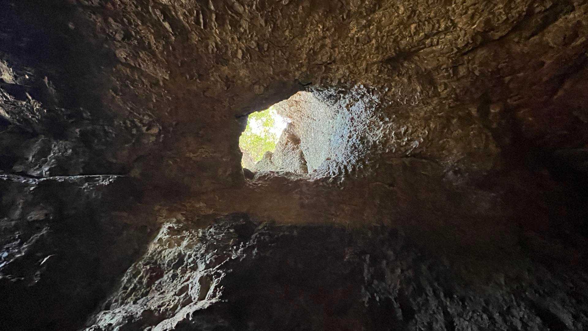 天井に穴