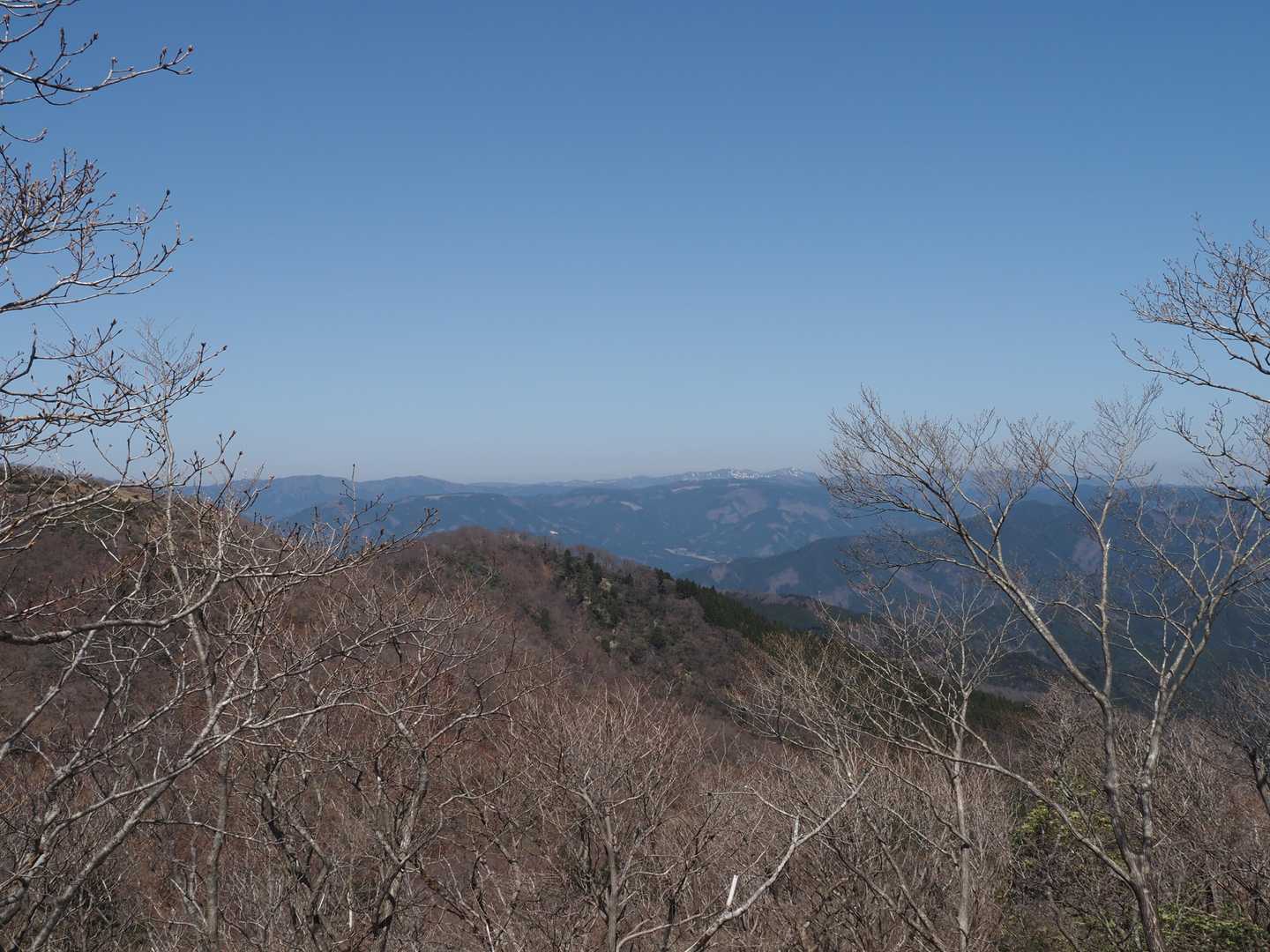 標高千メートルを超えると視界が開けて来て、未だ雪が残る白い三国山が見えていました。😍