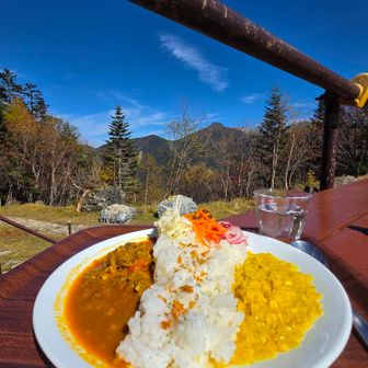 今日の昼食😋
小屋自慢の御池ツインカレー🍛
鹿肉スパイスカレーとレンズ豆のココナッツカレーの2種類のカレーが食べられ、彩りも綺麗
青空💙と麗鳳凰三山をバックに📸
ボリュームもあり、とても美味しかったです😋