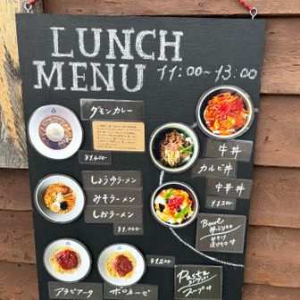 ランチメニュー。小屋のスタッフは皆とっても親切！そして雨じゃない日でも乾燥室を稼働させてくれていた🙏