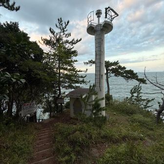 左側のルート。
半時計周りに回ってみた。最初の灯台