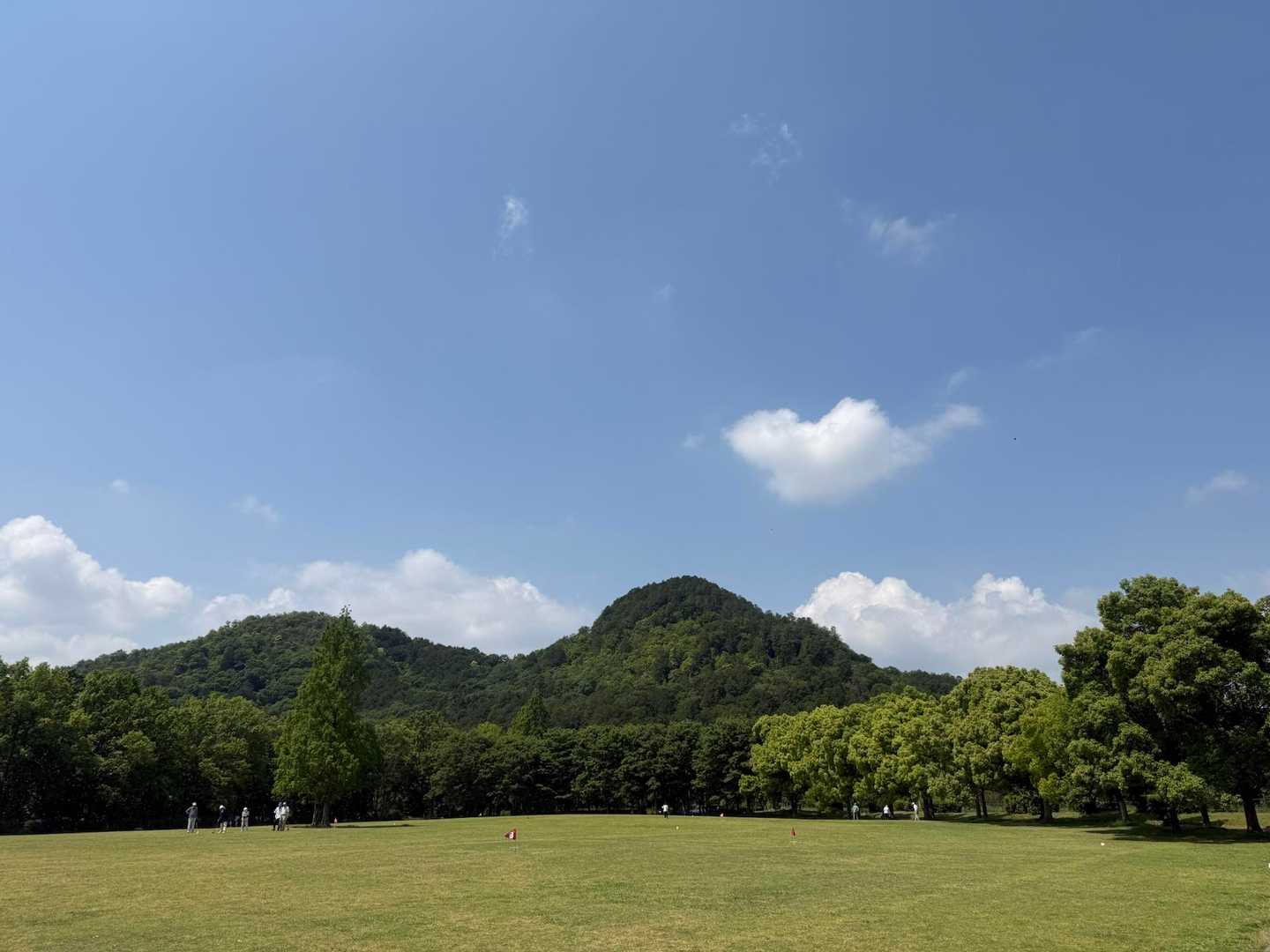 これから登る布施山が見えます