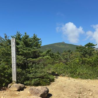 ほんとの空のところから安達太良山山頂が見えてます