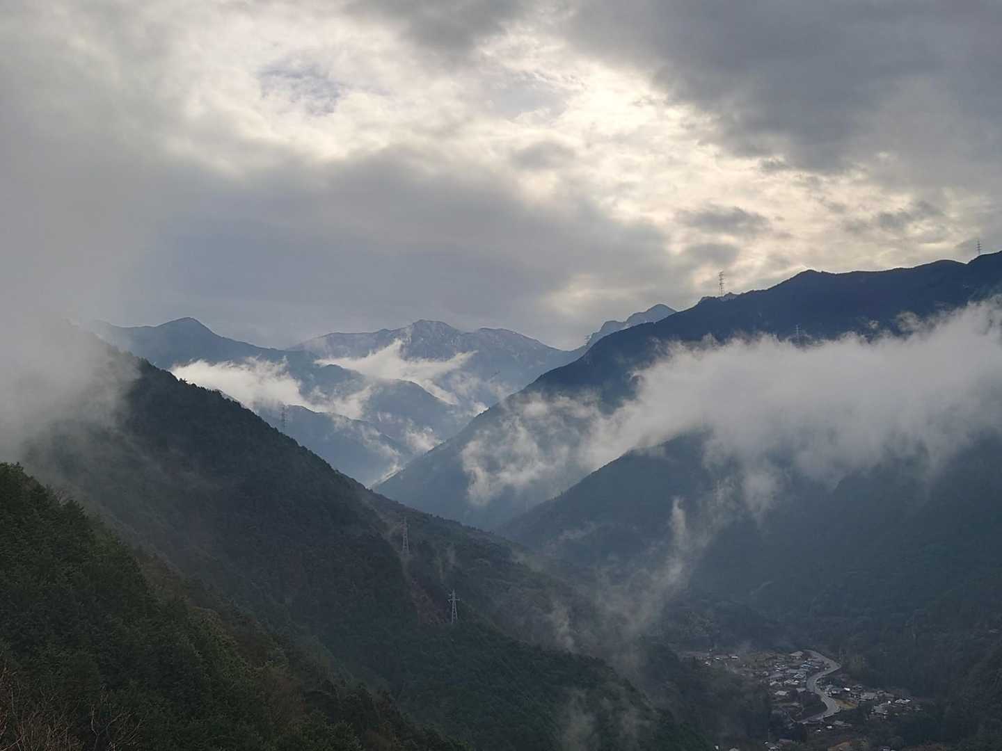 ちち山、笹ヶ峰、沓掛山。黒森山は見切れるくらい。
流石に？この天候で行かれている方はいないと思うんですが。いるんですかね。