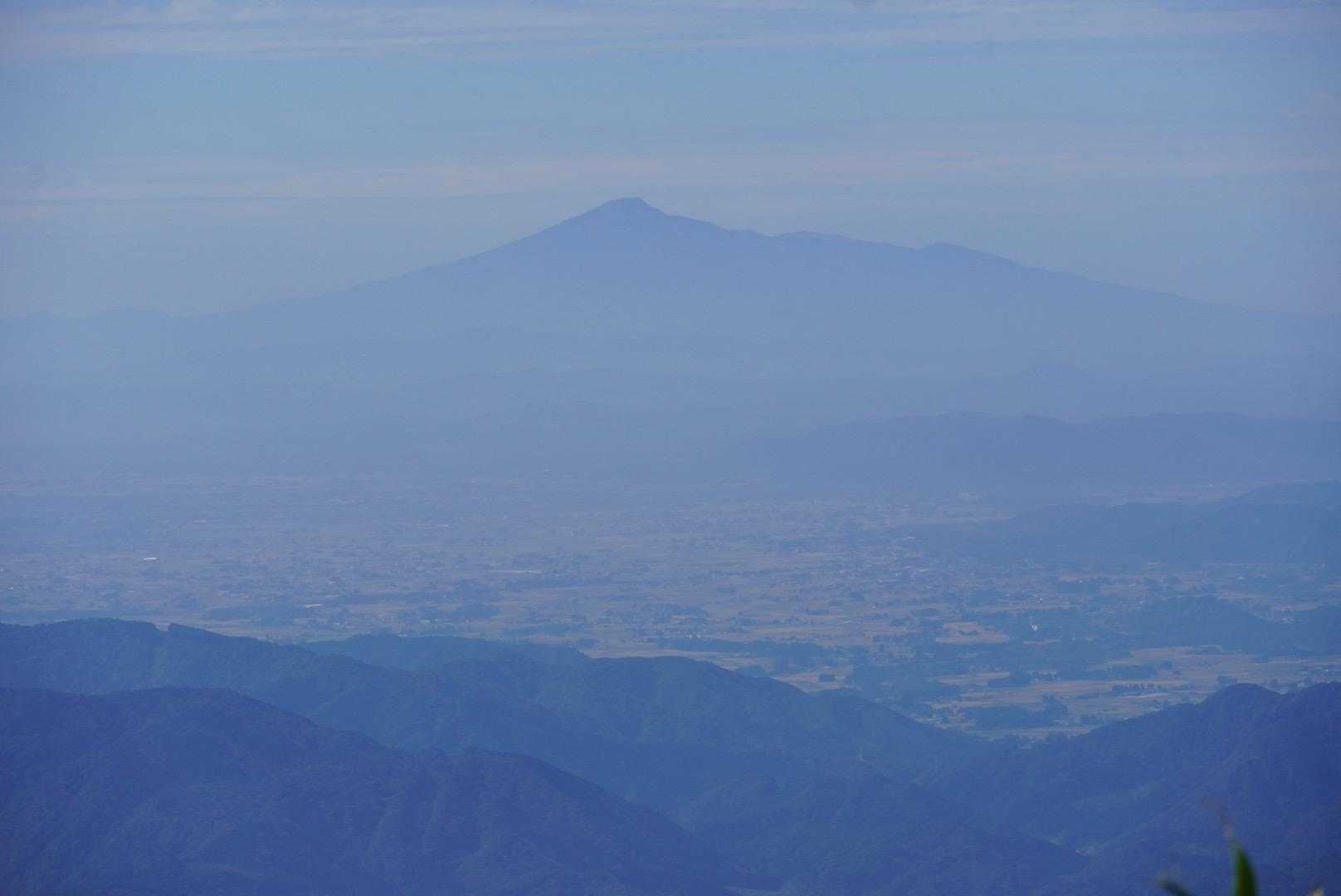 この優美な山は鳥海山でしょうか。大きな山です。