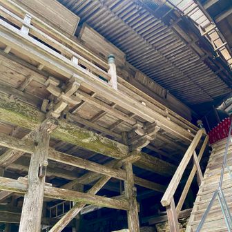 階段登るのもはばかられる
この柱や梁
もうめっちゃ古い　予想してたより古い
一目でワタシが乗ったら壊れそうと思った😅