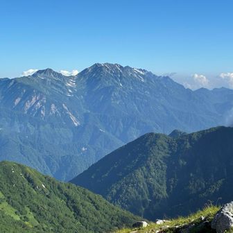 立山の右に剱岳が少し重なって見える