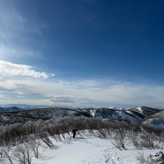 須金岳山頂からの青空と、バテバテで山頂へ這い登る私。
実は同行者に無理についてきて、山頂辺りではほぼグロッキー状態だったのを、チップスター（大きいの）をほぼ一袋食べきって回復。ほぼシャリバテ状態だった。