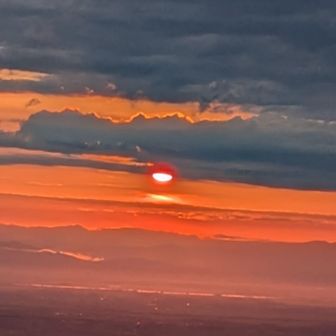 ご来光は雲のなかに入りそう…