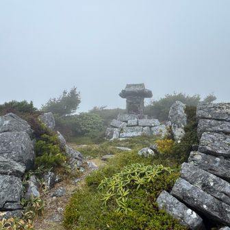 また、神社　
🙏石で出来た立派な祠