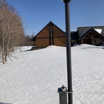 あの建物は玉原国際センターハウス🏠
外灯が雪の中から突き出てる感じがナイス👍