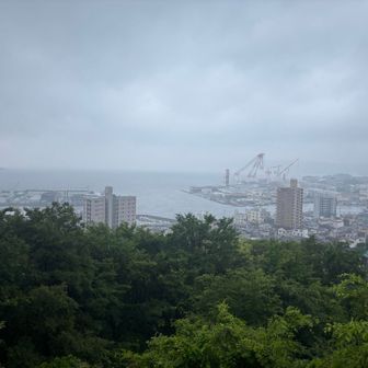 海と街と
晴れてたら良い景色なのに…