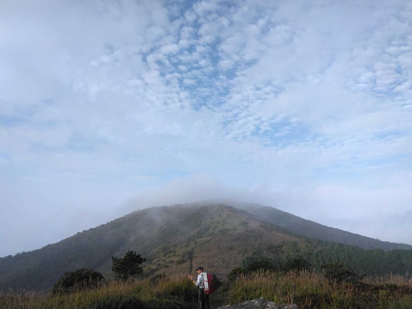 合頭山・猟師岳 | 山頂からミヤマキリシマで色鮮やかな星生山、三俣山の山腹を望むの写真