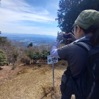 山頂で昼休憩☕日陰は少し肌寒い❗