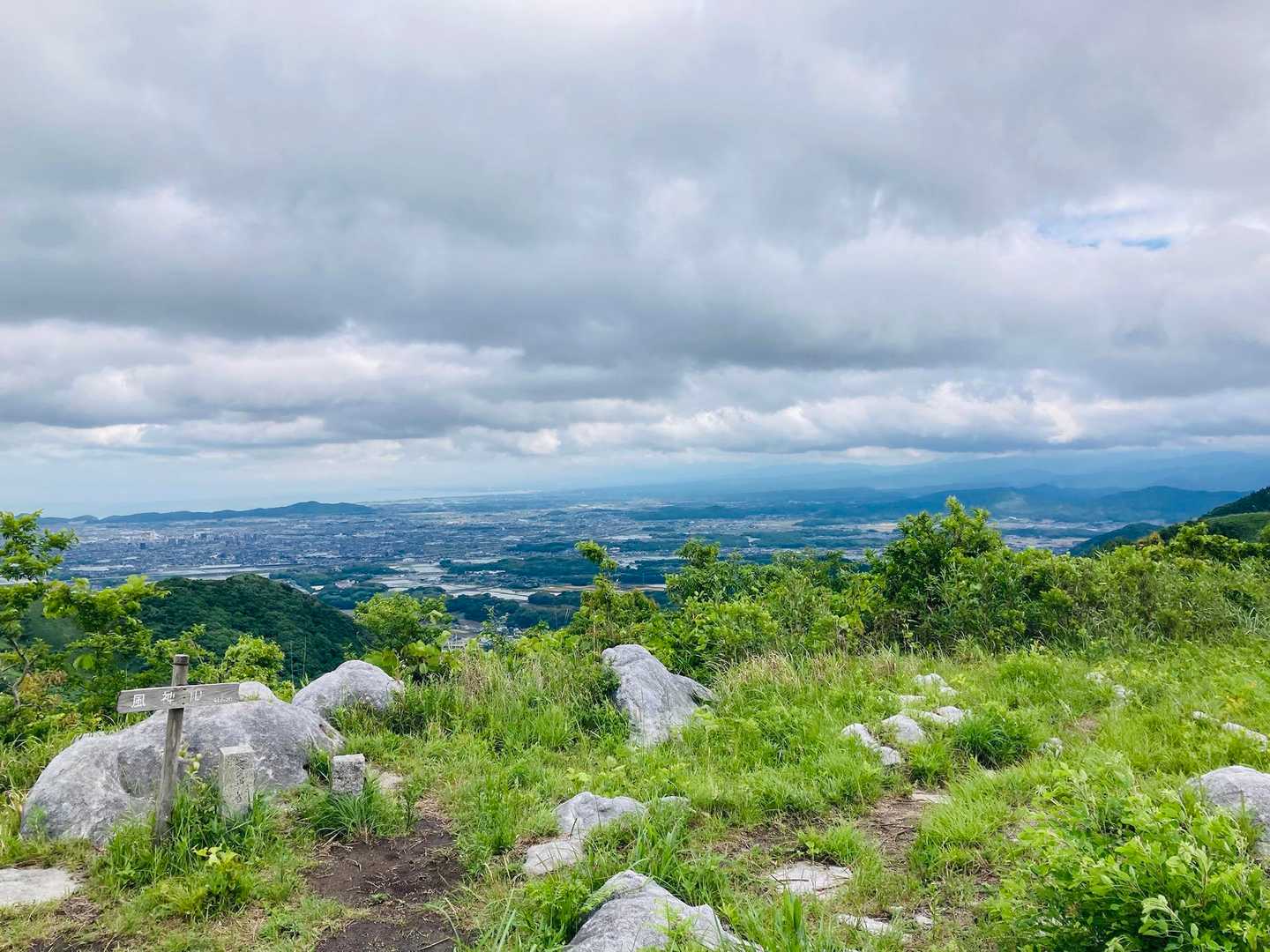 2座目　風神山山頂🚩

こんな広々したカルスト台地のすぐ向こうが市街地なのにビックリ😳