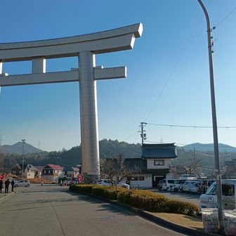 名物のチタン鳥居と結構車が見える鹿嶋神社専用駐車場です