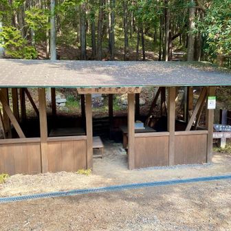 行場へ向かう途中にあった立派な休憩所