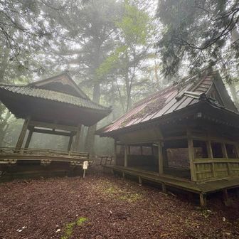 屋根が崩落寸前のふち果てた神社⛩️が有りました
⚠️危険に付き近づかないでくださいの標識有り🤷🏻‍♂️
