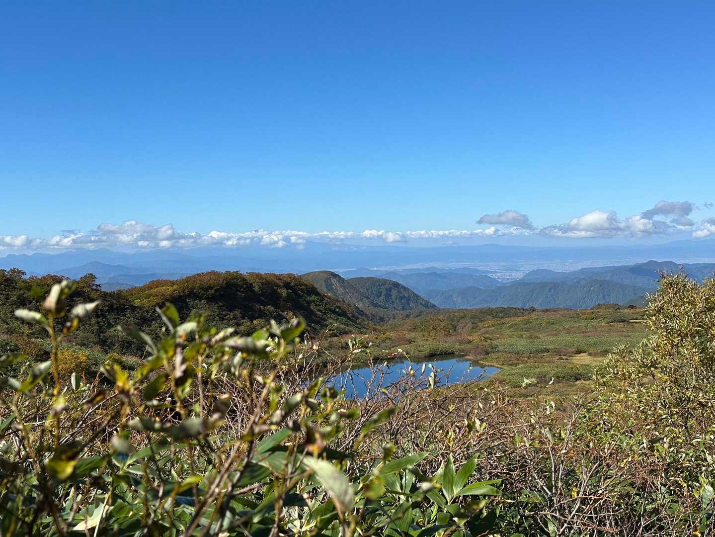 登って沼を振り返る、登り始めは良く見えていた鳥海山の高さに雲が😅